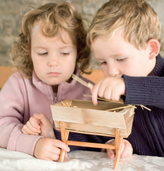 Kinder legen Strohhalme in eine Krippe - Adventskalender Geschichte